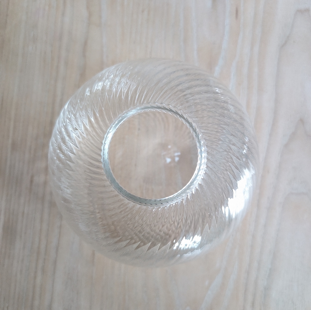 Swirl Ribbed Glass Vase - Picture 3 of 7